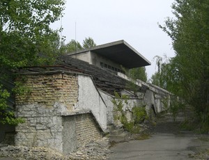 Arquibancada do estádio de Pripyat, que nunca foi inaugurado. (Foto: Divulgação / Rafael Maranhão)