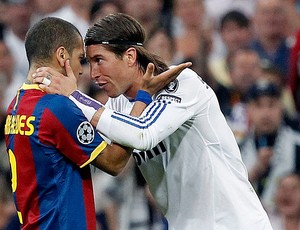 Daniel Alves e Sergio Ramos na partida do Real Madrid contra o Barcelona (Foto: EFE)