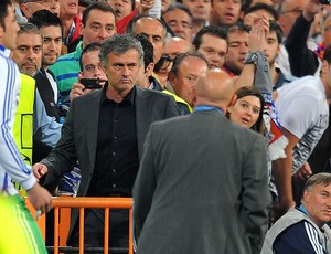 José Mourinho também é retirado do jogo e vai para a arquibancada (Foto: AFP)
