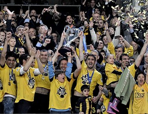 jogadores do AEK com a taça na Grécia (Foto: AFP)