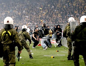 torcida invade gramado na partida entre AEK e Atromitos na Grécia (Foto: Reuters)