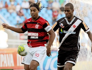 Ronaldinho marcado por Dedé na partida do Flamengo contra o Vasco (Foto: André Durão / GLOBOESPORTE.COM)