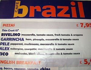 David Luiz e Alex do Chelsea comendo no Cafe Brazil (Foto: Felipe Rocha / GLOBOESPORTE.COM)