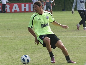 marquinhos cambalhota atlético-mg treino (Foto: Lucas Catta Prêta / Globoesporte.com)