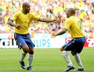 Ronaldo e Adriano abraçados na Seleção (Foto: Getty Images)