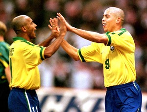 Ronaldo e Romário abraçados na Seleção (Foto: Getty Images)