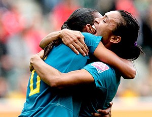 Rosana e Marta comemoram gol do Brasil contra a Austrália no Mundial (Foto: AP)
