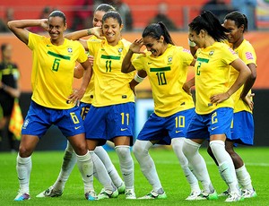jogadoras do Brasil comemoram gol contra a Noruega  (Foto: AFP)