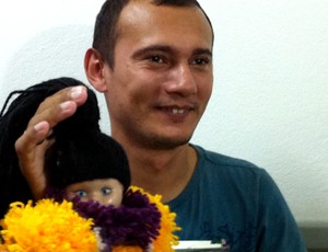 Jorge com a boneca no IPPOO II, antes do Castelão (Foto: Diego Morais / Globoesporte.com)