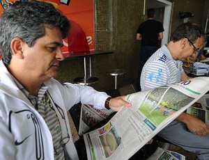 Ney Franco lendo jornal após a vitória sobre o México (Foto: AFP)