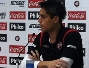 Renan Rocha, goleiro do Atlético-PR, em coletiva (Foto: Fernando Freire/Globoesporte.com)