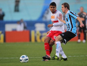 Casemiro, do São Paulo, disputa a bola com Adilson, do Grêmio (Foto: Lucas Uebel/VIPCOMM)