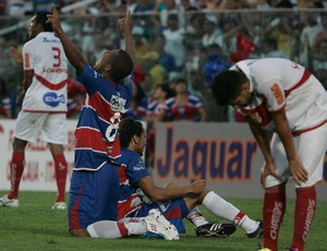 Jogadores do Fortaleza comemoram goleada contra CRB que garantiu permanência na Série C (Foto: Kiko Silva/Agência Diário)