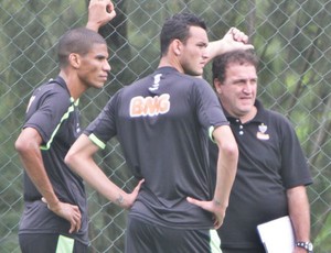 Cuca e os zagueiros Réver e Leonardo Silva, do Atlético-MG (Foto: Bruno Cantini / Site oficial do Atlético-MG)