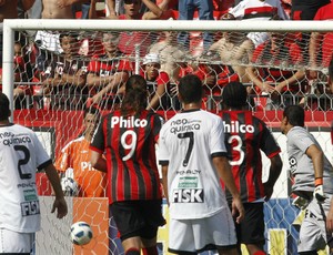 Ceará toma gol do Atlético-PR pela Série A do Campeonato Brasileiro (Foto: Rodolfo Buhrer/Ag. Estado)