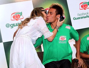 Neymar ganha beijo de Claudia Leitte durante evento (Foto: Photo Rio News / Agência O Globo)