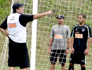 Cuca e Pierre no treino do Atlético-MG (Foto: Lucas Catta Prêta / GLOBOESPORTE.COM)