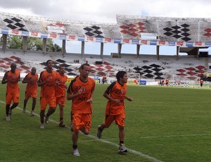 Jogadores do Santa Cruz voltam aos trabalhos (Foto: Bruno Marinho/GLOBOESPORTE.COM)