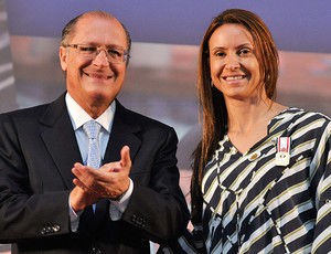 Geraldo Alckmin ao lado de Maurren Maggi homenagem pan 2011 (Foto: Levi Bianco / Agência Estado)