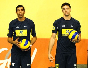 Wallace Souza e Theo no treino da Seleção de vôlei (Foto: Helena Rebello / Globoesporte.com)