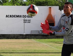 goleiro gustavo lee sport treino (Foto: Tiago Medeiros / Globoesporte.com)