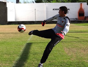 goleiro gustavo lee sport treino (Foto: Tiago Medeiros / Globoesporte.com)