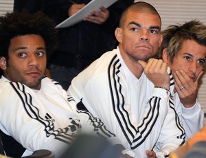 Marcelo, Pepe e Coentrão na coletiva de Mourinho do Real Madrid (Foto: AFP)