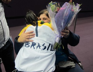 Daniele Hypolito abraça Georgette Vidor para comemorar (Foto: Cahê Mota/Globoesporte.com)