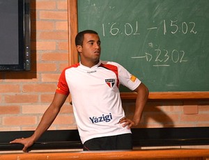 Lucas da palestra para time infantil do São Paulo (Foto: Rubens Chiri / Site oficial do São Paulo FC)