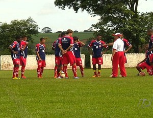 Roberto Cavalo orienta os jogadores durante treino do Vila Nova (Foto: Reprodução/TV Anhanguera)