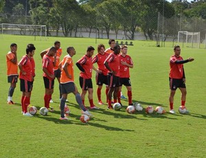Grupo do Atlético-PR no CT do Caju (Foto: Fernando Freire/GLOBOESPORTE.COM)