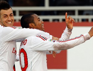Stephan El Shaarawy e Robinho comemoram gol do Milan sobre o Novara (Foto: Reuters)