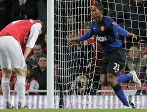 Valencia comemora gol do Manchester United sobre o Arsenal (Foto: AP)