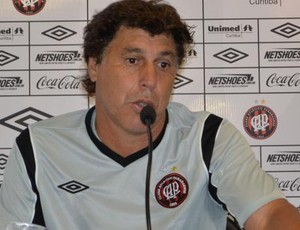 Carrasco, técnico do Atlético-PR, em entrevista (Foto: Jaírton Conceição/RPCTV)