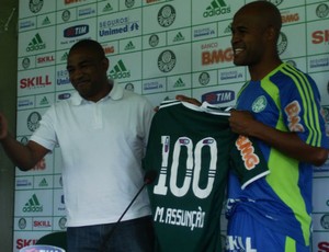 César Sampaio dá a Marcos Assunção a camisa do Palmeiras com o número 100 (Foto: Daniel Romeu / globoesporte.com)