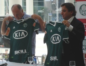 Felipãoe Tirone apresentam a nova camisa do Palmeiras (Foto: Daniel Romeu / Globoesporte.com)