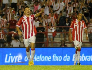 Siloé marca duas vezes na vitória do Náutico contra o Central (Foto: Aldo Carneiro)