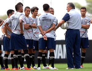 Tite com os jogadores no treino do Corinthians (Foto: Mauro Horita / Ag. Estado)