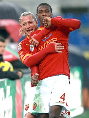 Juan comemorando e Philippe Mexes - AS Roma x AS Bari (Foto: Getty Images)