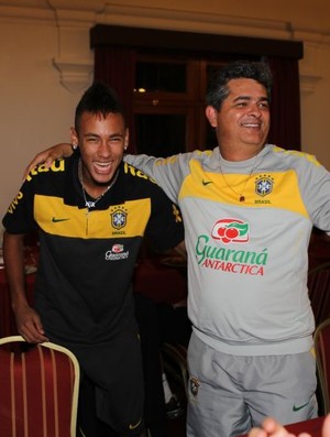 Neymar dá primeiro pedaço de bolo para o técnico Ney Franco (Foto: Rafael Ribeiro/CBF)