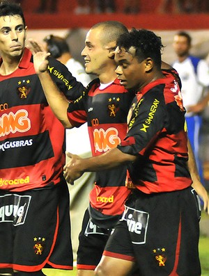 Thiaguinho comemora gol do Sport (Foto: Ag. Estado)