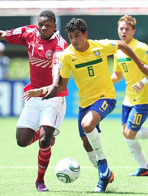 Emerson na partida da Seleção sub 17 contra a Dinamarca (Foto: Getty Images)