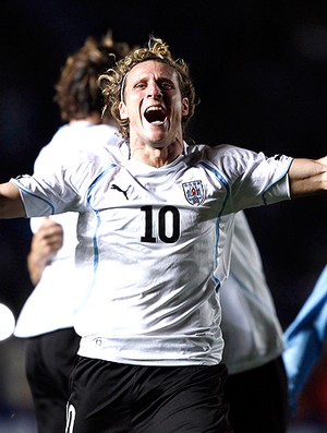 Forlan comemora Uruguai (Foto: Reuters)