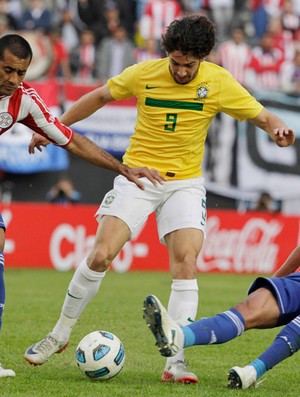 Paulo Da Silva Pato Enrique Vera Brasil x Paraguai (Foto: Reuters)