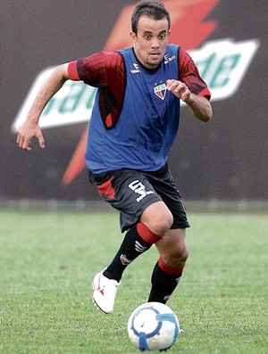 Rafael Cruz pode voltar ao time contra o América-MG (Foto: Renato Conde/O Popular)