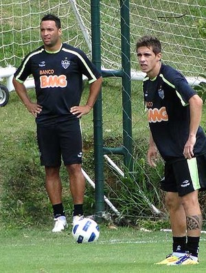 Daniel Carvalho e Neto Berola no treino do Atlético-MG (Foto: Marco Antônio Astoni / Globoesporte.com)