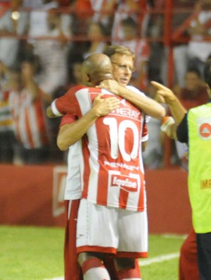 Cascata corre para comemorar o gol com Waldemar Lemos - Náutico (Foto: Aldo Carneiro)
