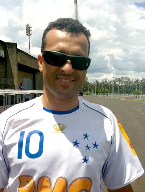 Márcio José da Silva, torcedor do Cruzeiro em amistoso com o América-MG (Foto: Andréia Cândido/GLOBOESPORTE.COM)