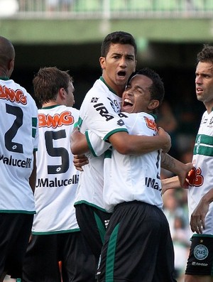 Renan Oliveira comemora gol pelo Coritiba (Foto: Divulgação/Coritiba)