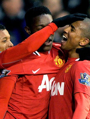 Ashley Young comemora gol do Manchester United contra o Tottenham (Foto: Reuters)